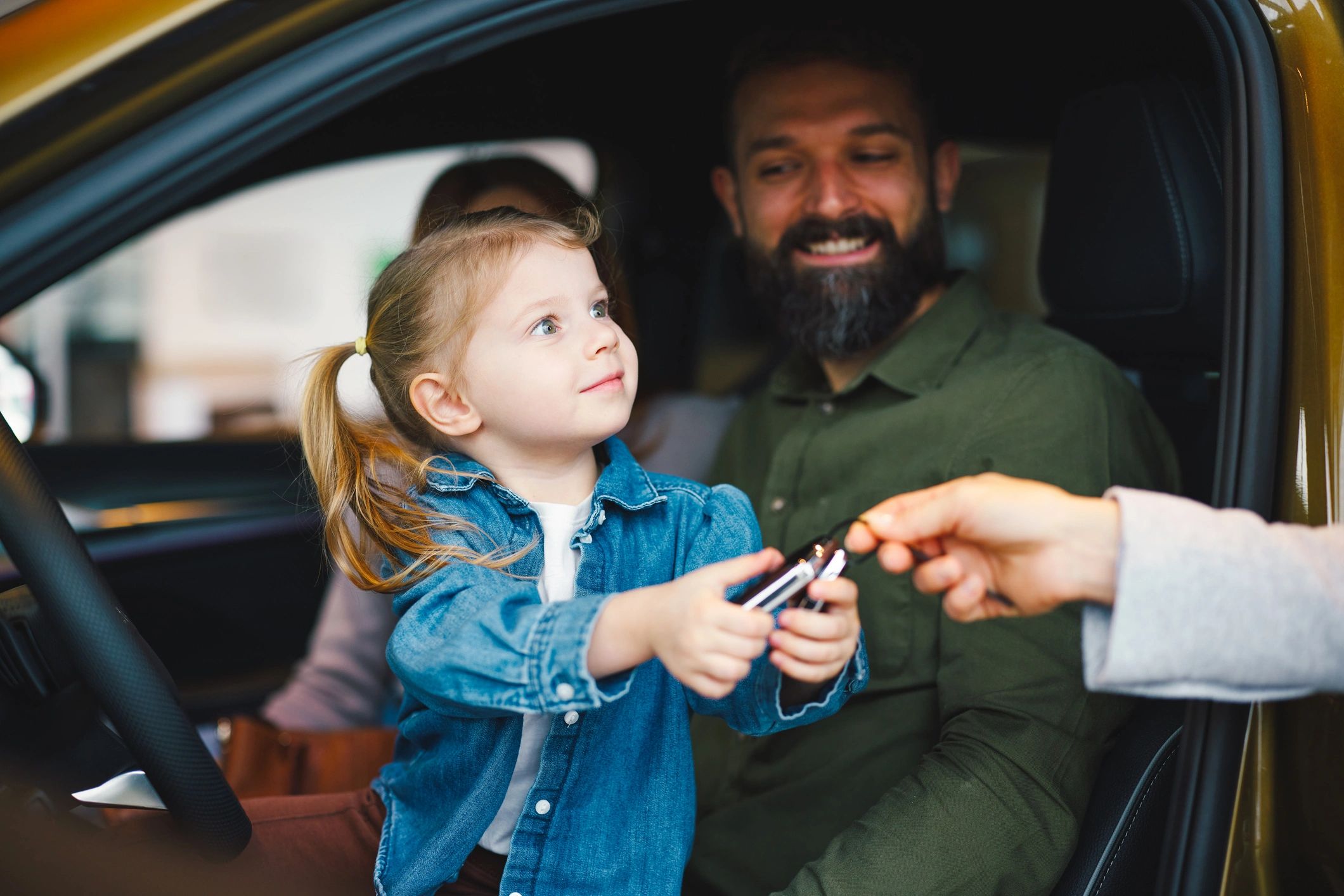 Entrega de chaves de carro novo simbolizando contemplação